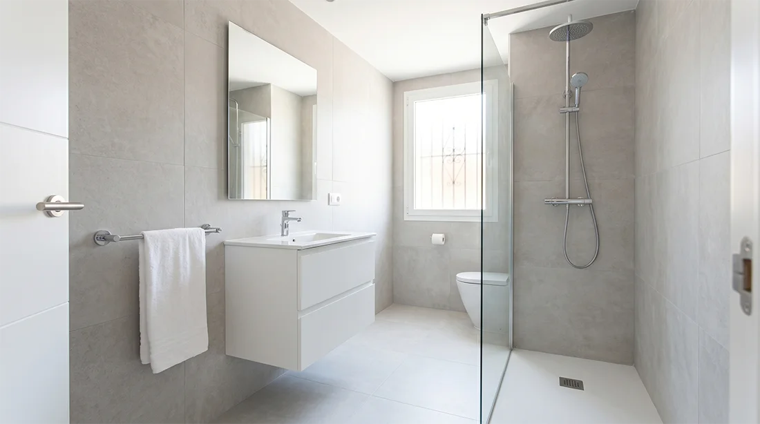 Reforma de baño con ducha para piso de alquiler en Zaragoza